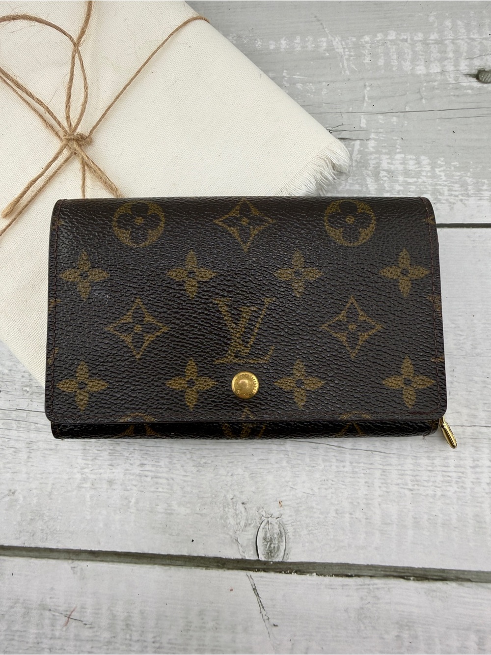 AUTHENTIC LOUIS VUITTON Monogram Porte-Monnaie Billets Tresor Wallet. Monogram.